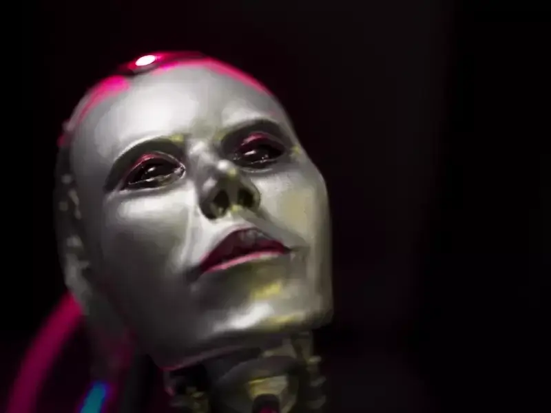 Project AD-01 handmade android sculpture Joule Closeup picture with black eyes, green light